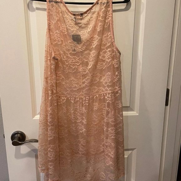NWT‎ Torrid blush lace high-low top - Picture 2 of 2